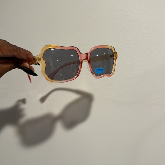 Sunnies - Picture 4 of 10